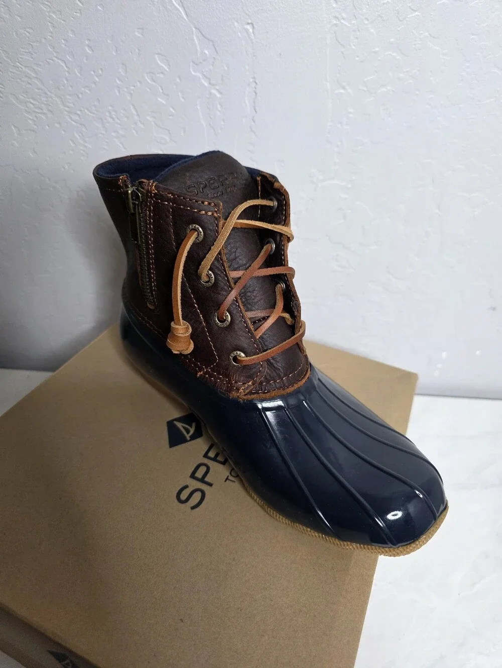NEW Sperry Saltwater Tan/Navy Duck Water Boots Size 7 With Box
